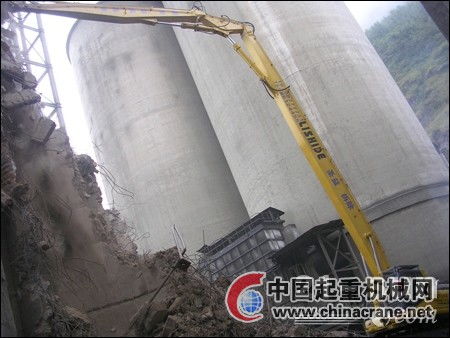 力士德自主研發(fā)加長臂挖掘機(jī)在貴州六盤水水鋼水泥廠拆除現(xiàn)場顯神威